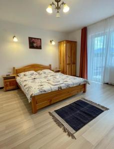 En eller flere senge i et værelse på Pensiunea 7 Brazi