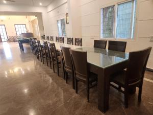 una sala da pranzo con tavolo e sedie di Easty a Bangalore