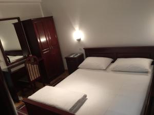 クラリェヴォにあるVila Lux Milikicの小さなベッドルーム(ベッド1台、椅子付)
