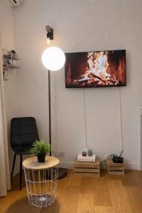 ein Wohnzimmer mit einem Fernseher an der Wand in der Unterkunft Studio Moderne, Le Carré Dor, À 3min Plage, NICE CENTRE in Nizza