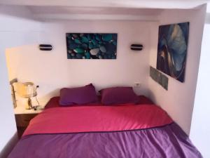 En eller flere senge i et værelse på Front beach cosy apartment