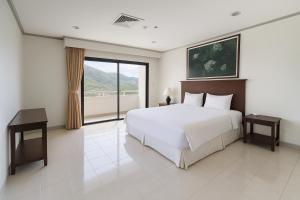 En eller flere senge i et værelse på Patong Beachfront Tower 30 Floor Penthouse + 17 billeder