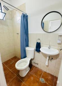 een badkamer met toilet en wastafel bij Monaco - Habitacion Mollendo in Inclán