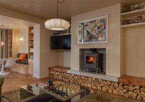 een woonkamer met een open haard en een schaakbord bij Law View in North Berwick
