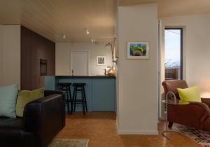 een woonkamer met een bank en een keuken bij Law View in North Berwick +34 foto's