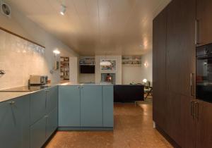 een grote keuken met blauwe kasten en apparaten bij Law View in North Berwick