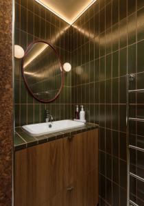 een badkamer met een wastafel en een spiegel bij Law View in North Berwick