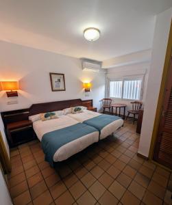 ein Schlafzimmer mit einem großen Bett in einem Zimmer in der Unterkunft Hotel Santa María in Palos de la Frontera
