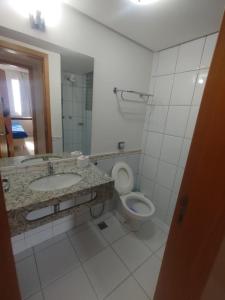 ein Badezimmer mit Waschbecken und Toilette in der Unterkunft Apart Flat Aguas da Serra in Rio Quente