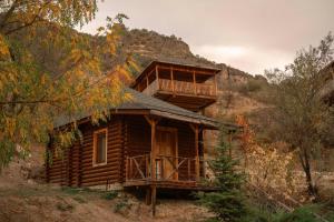 a log cabin in the mountains with a balcony at OBA KÜTÜK EVLERi in Seben