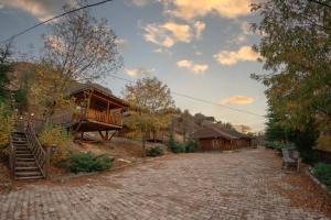 a cobblestone driveway in front of a log cabin at OBA KÜTÜK EVLERi in Seben