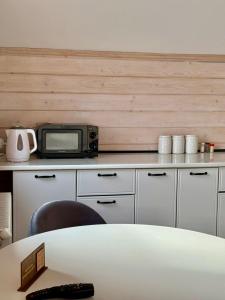 Kuchyň nebo kuchyňský kout v ubytování Іній