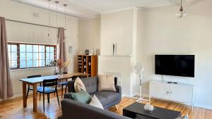 Et tv og/eller underholdning på Stylish Edwardian Townhouse with Mountain Views