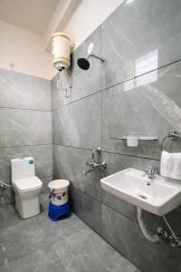 Koupelna v ubytování Hotel Tirupati Mahakal Ujjain # Near Railway Station & Mahakal Mandir