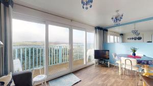 ein Wohnzimmer mit Tisch und Balkon in der Unterkunft D39 St Margarets, Riviere Towans in Hayle + 11 Fotos