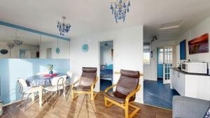 eine Küche und ein Esszimmer mit Tisch und Stühlen in der Unterkunft D39 St Margarets, Riviere Towans in Hayle