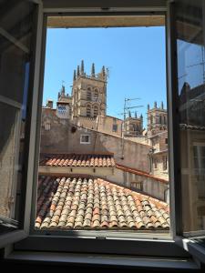 - une vue sur un toit en carrelage depuis une fenêtre dans l'établissement New - Charming apartment - historic heart, à Montpellier