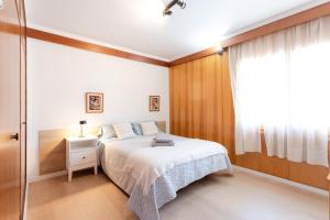 ein Schlafzimmer mit einem Bett und einem Fenster in der Unterkunft Secrets of Montserrat in El Bruc