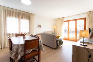 ein Wohnzimmer mit einem Tisch und einem Sofa in der Unterkunft Secrets of Montserrat in El Bruc