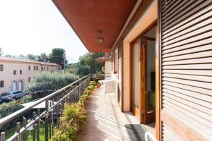 ein Balkon eines Hauses mit einem Geländer in der Unterkunft Secrets of Montserrat in El Bruc