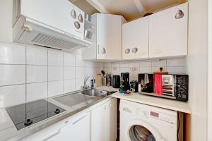 een keuken met een spoelbak en een wasmachine bij Charming Studio - 2P - Sentier Montorgueil in Parijs +4 foto's