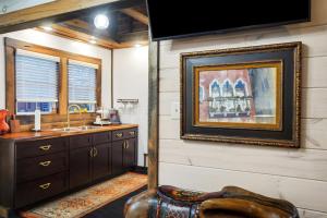 Nhà bếp/bếp nhỏ tại Mid Century Escape, Columbia House Unit C apts