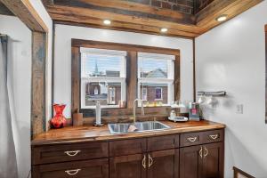 Nhà bếp/bếp nhỏ tại Mid Century Escape, Columbia House Unit C apts +20 ảnh