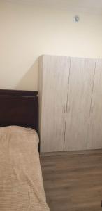 En eller flere senge i et værelse på villa hills + 2 billeder