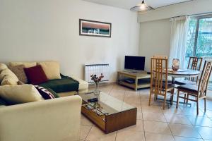 un soggiorno con un divano e un tavolo di Lakeside Appartement de vacances en centre ville d'Hossegor a Hossegor