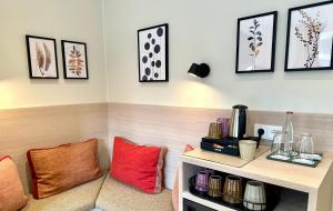 Příslušenství pro přípravu čaje a kávy v ubytování MUNTE - Wellnesshotel am Stadtwald