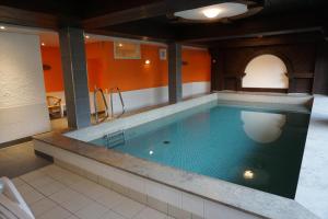 Bazén v ubytování Hotel Sonnenbichl nebo v jeho okolí + 33 fotografií