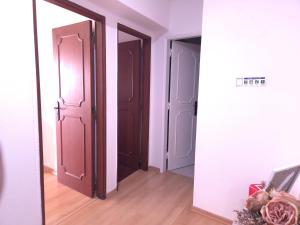 einen Flur mit zwei Türen und einem Spiegel in der Unterkunft Caparica Escape By Gt House in Costa da Caparica