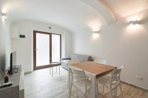 ein Wohnzimmer mit einem Holztisch und Stühlen in der Unterkunft 008 - Bright & Large Flat with AC in Perugia