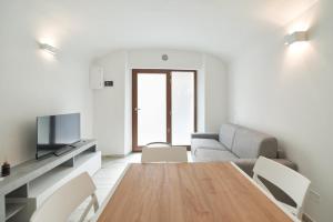 ein Wohnzimmer mit einem Tisch und einem Sofa in der Unterkunft 008 - Bright & Large Flat with AC in Perugia