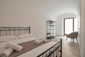 ein Schlafzimmer mit einem großen Bett mit zwei Handtüchern darauf in der Unterkunft 008 - Bright & Large Flat with AC in Perugia + 15 Fotos