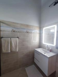 Et badeværelse på Appartement avec vue mer à Capesterre-Belle-Eau