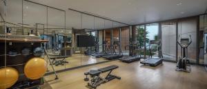 una palestra con un mucchio di attrezzi ginnici di Princes' Palace Resort, Buyukada - Member of The Leading Hotels of the World a Adalar