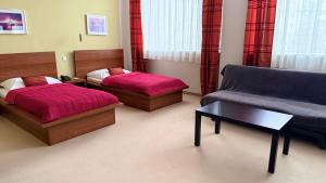 Postel nebo postele na pokoji v ubytování Aston Hotel