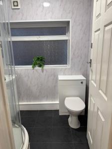 Et badeværelse på Cozy Room in Shared Home in Ashford + 8 billeder