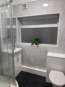 Et badeværelse på Cozy Room in Shared Home in Ashford