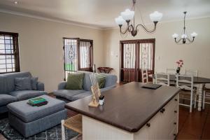 una cucina e un soggiorno con un divano e un tavolo di Swellendam Self Catering a Swellendam