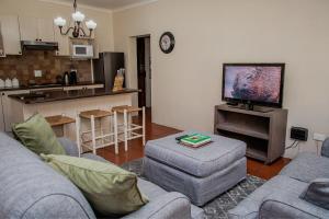 un soggiorno con due divani e una cucina di Swellendam Self Catering a Swellendam