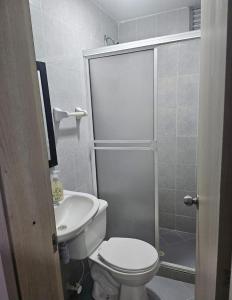 a bathroom with a toilet and a sink and a shower at Apto a pasos del CC Delacuesta in Piedecuesta +4 photos