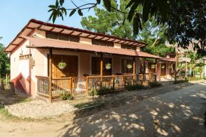 a house on the side of the road at Estudio privado cerca a la playa in Palomino