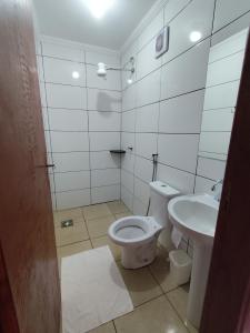 un bagno con un water e un lavandino di Motel Suítes a Panorama