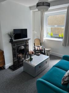 Et tv og/eller underholdning på Delightful 1 Bedroom Cottage