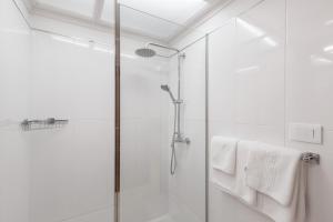 ein Badezimmer mit Dusche mit Glastür in der Unterkunft Playa Delphin 205 in Puerto Naos + 27 Fotos