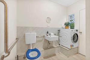 a bathroom with a washing machine and a sink at Eden House Kewarra Beach in Kewarra Beach +31 photos