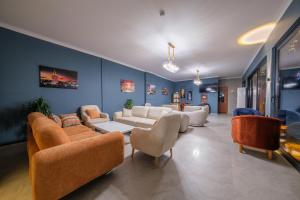 a large living room with couches and chairs at HanzadeHotel in Edremit