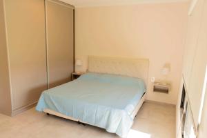 ein kleines Schlafzimmer mit einem Bett in einem Zimmer in der Unterkunft Casabella total confort y relax in Villa Elisa